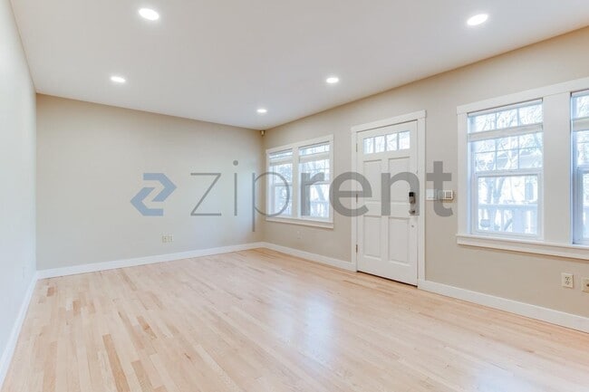 Photo - 2225 Eastlake Ave E