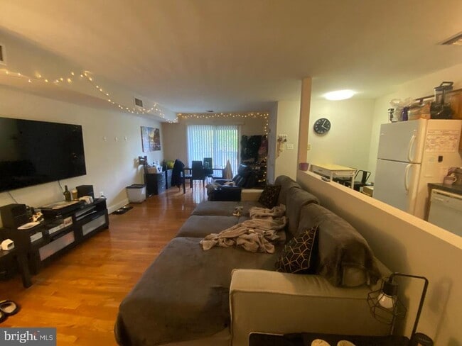 Photo - 5954 Henry Ave