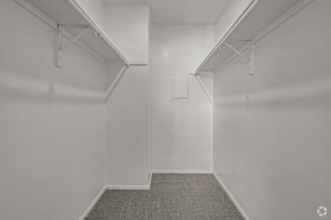 1BR, 1BA - 690SF A Closet