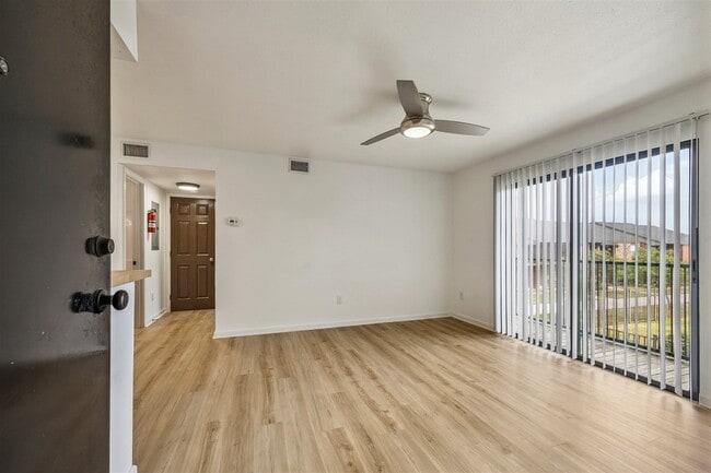 Photo - 904 University Oaks Blvd Unidad 118