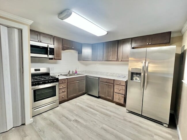 Photo - 401 Brett St S