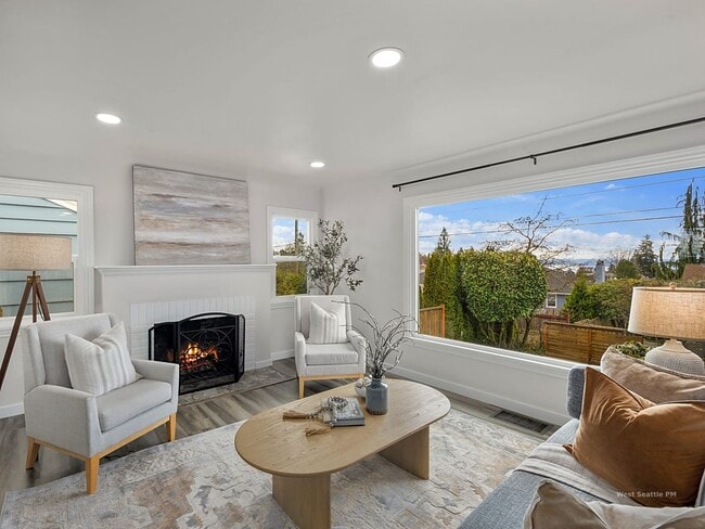Building Photo - 4BR - West Seattle w/ 2 Kitchens. Landscaping Included!