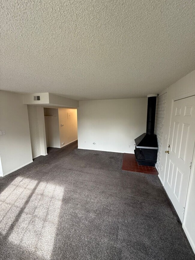 Photo - Spacious 3 Bedroom 2 Bathroom Condo in Eas... Unidad 113