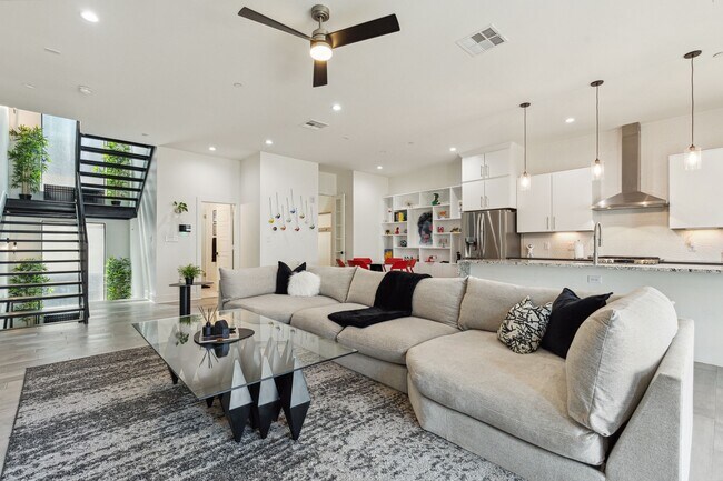Photo - 422 W 9th St Unit 106
