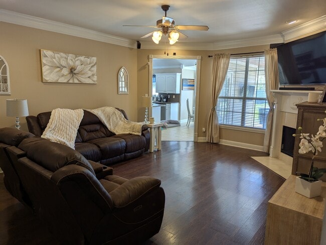 Photo - 405 Heritage Dr