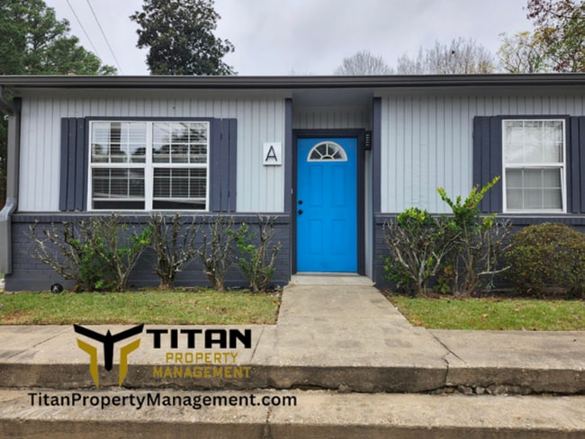 Building Photo - 2bed/2bath End-Unit Apartment with Fenced Yard Unit 700 Park Dr. Apt A