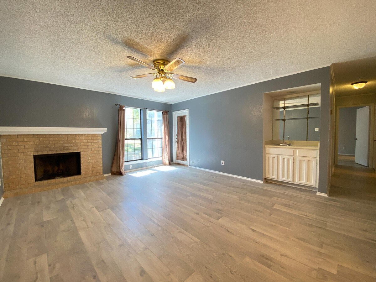 Photo - 1202 Thorpe Ln