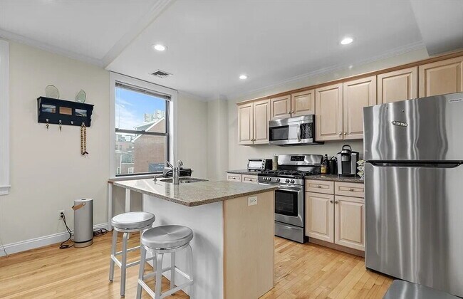 Photo - Bright & Spacious Unit with Natural Light