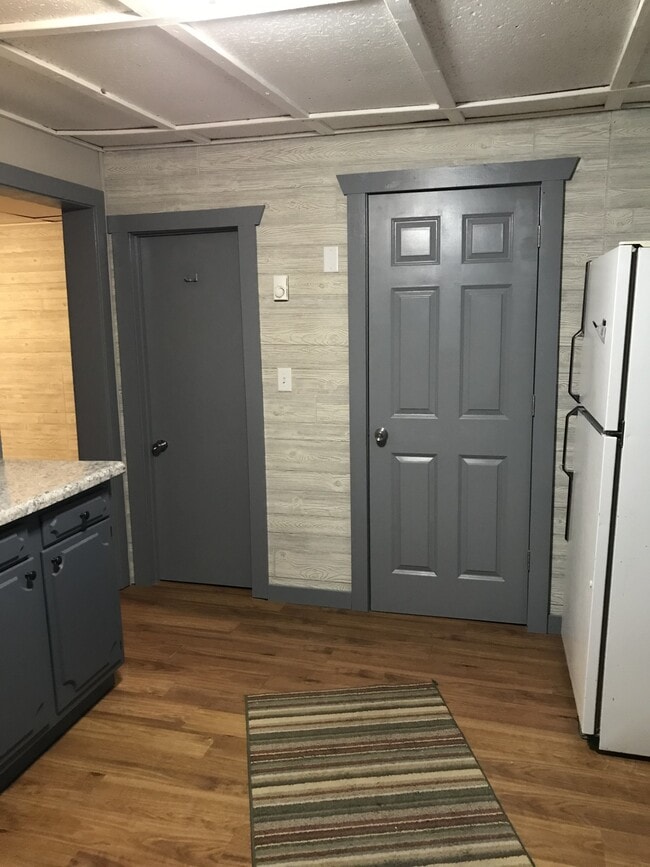 Photo - 603 12 St NW