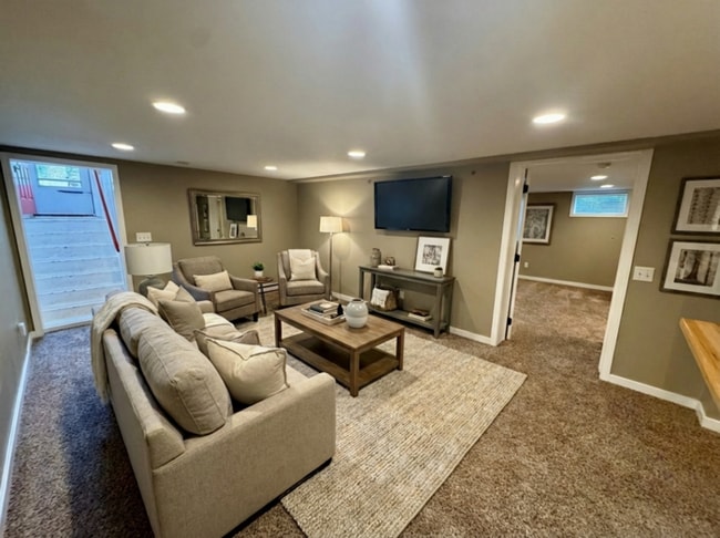 Building Photo - ***MOVE IN SPECIAL*** 2 WEEKS FREE Beautifully Remodeled 1 Bedroom / 1 Bath Unit in the Heart of ...