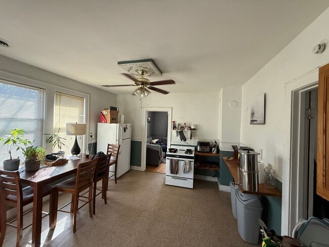 Photo - ? Steps from Brady St! Bright 2BR with FREE Laundry & Pet-Friendly Living Unidad #4 Upper Rear