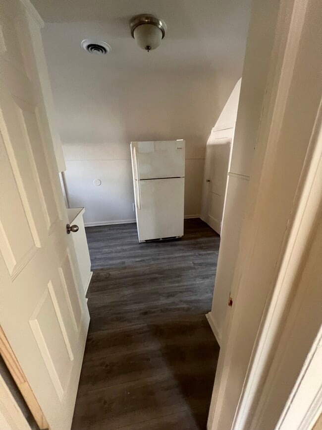 Unidad 2: Puerta de entrada a la cocina desde la sala de estar - 7543 Paige Ave Unidad 1