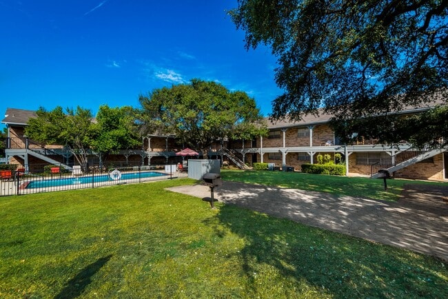Photo - London Square Apartments