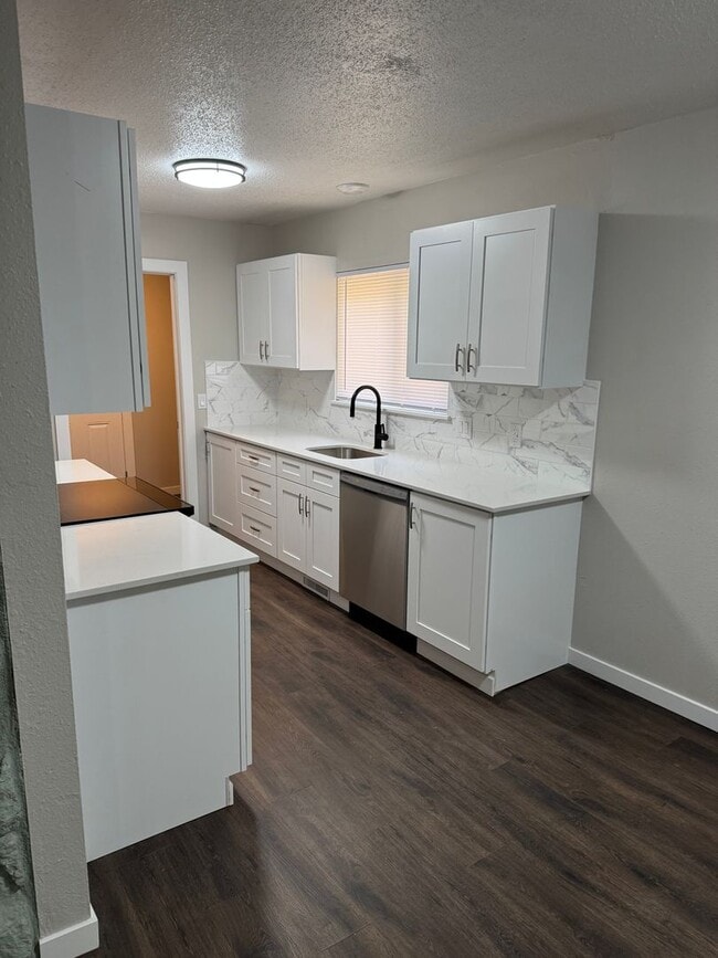 Building Photo - Recently remodeled! Rental