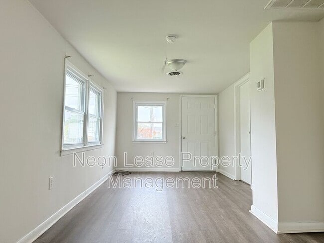 Photo - 745 Clarence St