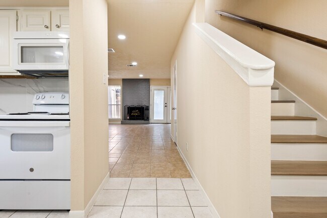 Photo - 5921 Arncliffe Dr Unit 5921