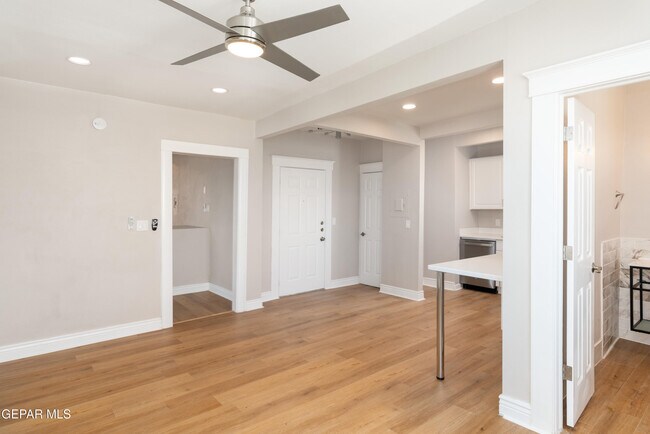 Building Photo - 521 W Missouri Ave Unit 15