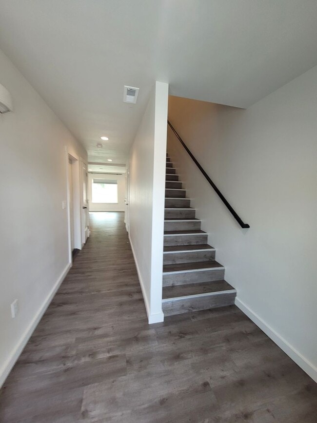 Photo - 527 Canterbury Ln