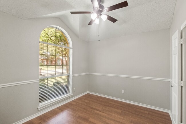 Photo - 8200 Stern St