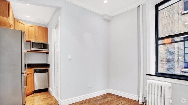 Building Photo - 326 E 35th St Rental