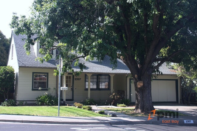 Building Photo - Cute House with Spacious Private Backyard