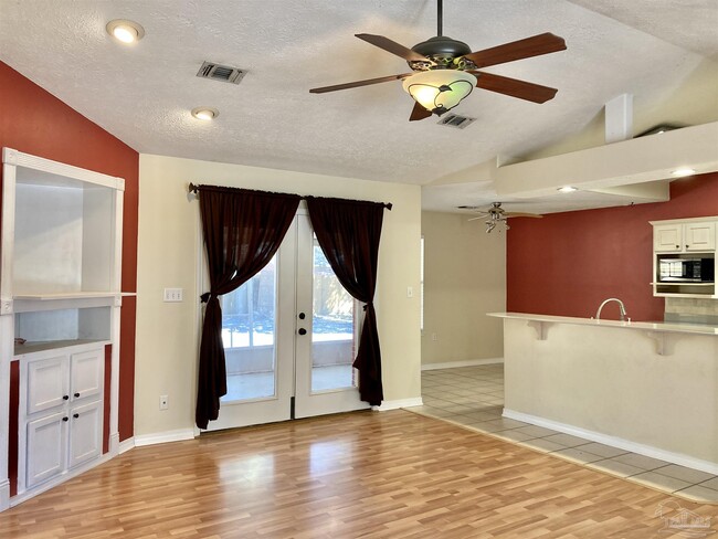 Photo - 3146 Live Oak St