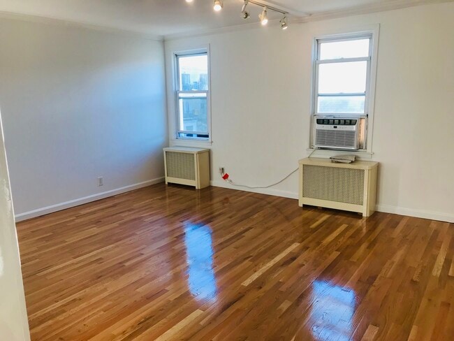 Photo - 362 E 235th St