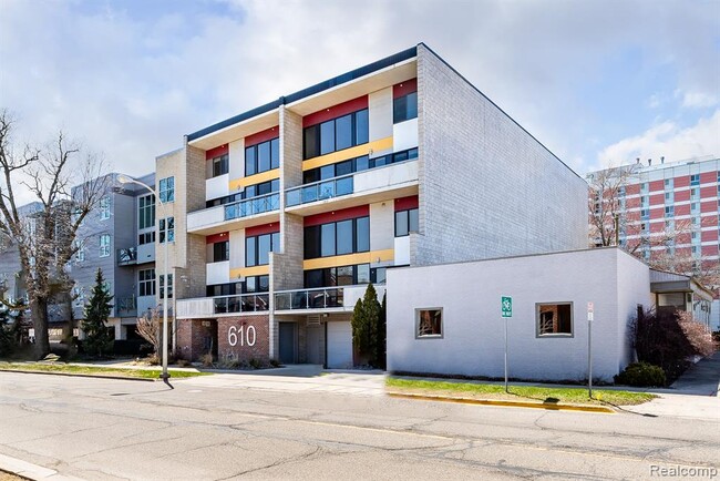 Building Photo - 204 S Troy St Unit 204 S Troy Rental