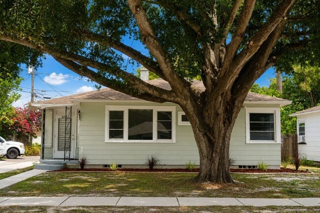Photo - 2 Bedroom, 1 Bathroom Home for Rent in St Pete!