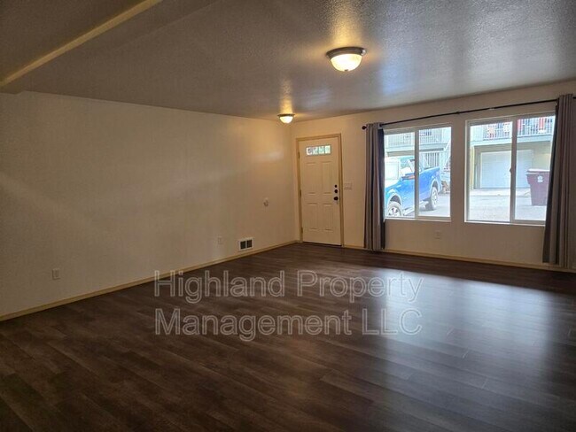 Photo - 1063 NE B St