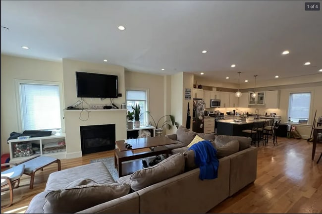 Building Photo - 122 Tremont St Unit 1 Rental