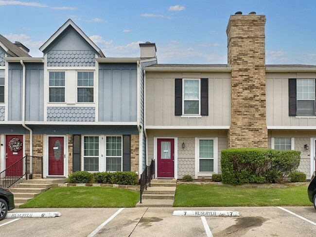 Building Photo - Remodeled Townhome with Community Pool and...