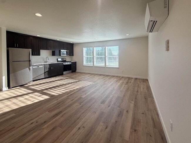 Building Photo - 333-337 SE Fir Villa Rd Unit 337 Rental