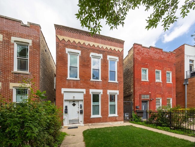 Building Photo - 2206 W Erie St Unit 2F Rental