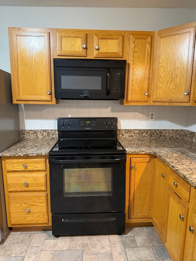 Building Photo - 8 Zabelle Ave Unit # 2