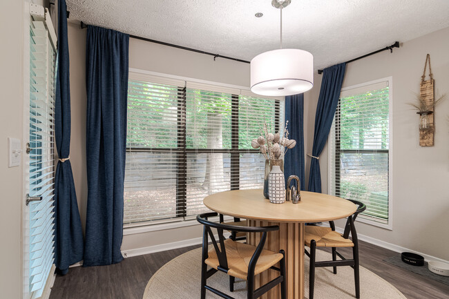 Comedor recientemente renovado - Park Valley Apartments