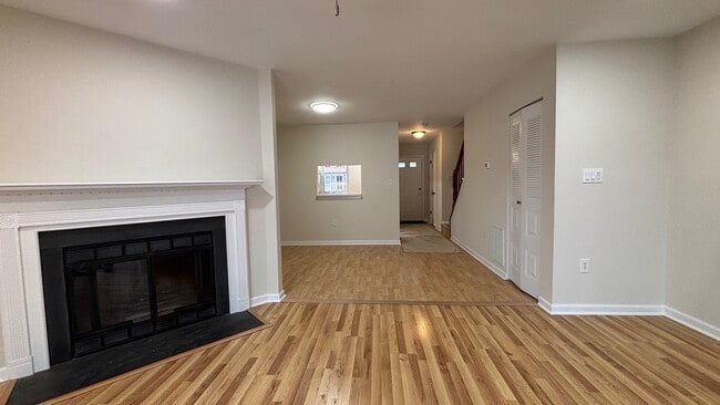 Photo - 367 Hadleigh Ln