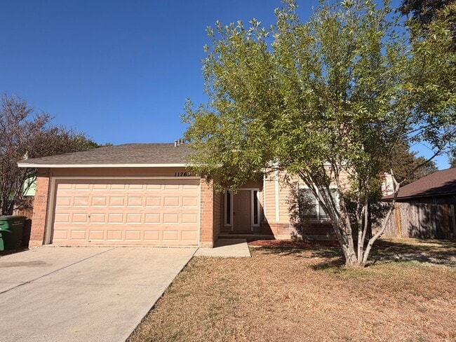 OPEN 3 BR W/ MASTER DOWN*STAINLESS STEEL APPLIANCES*FIREPLACE IN LIVING*TILED SHOWER*WALK-IN CLOS... - OPEN 3 BR W/ MASTER DOWN*STAINLESS STEEL APPLIANCES*FIREPLACE IN LIVING*TILED SHOWER*WALK-IN CLOS...