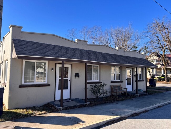 Building Photo - 1 Bedroom 1 Bathroom Studio Unit 424 W. Daugherty