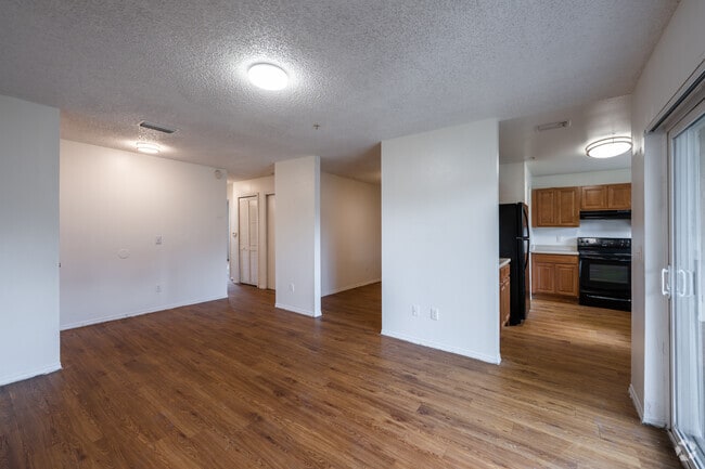 2BR, 2BA - 1,028SF - Living Room
