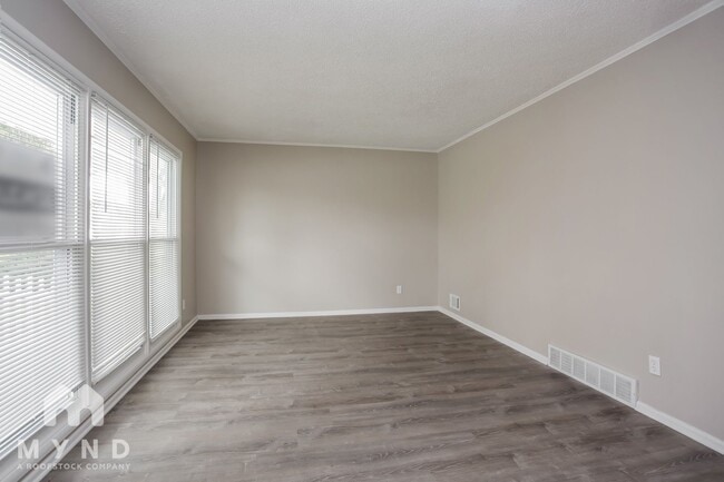 1221 Manfeld Dr