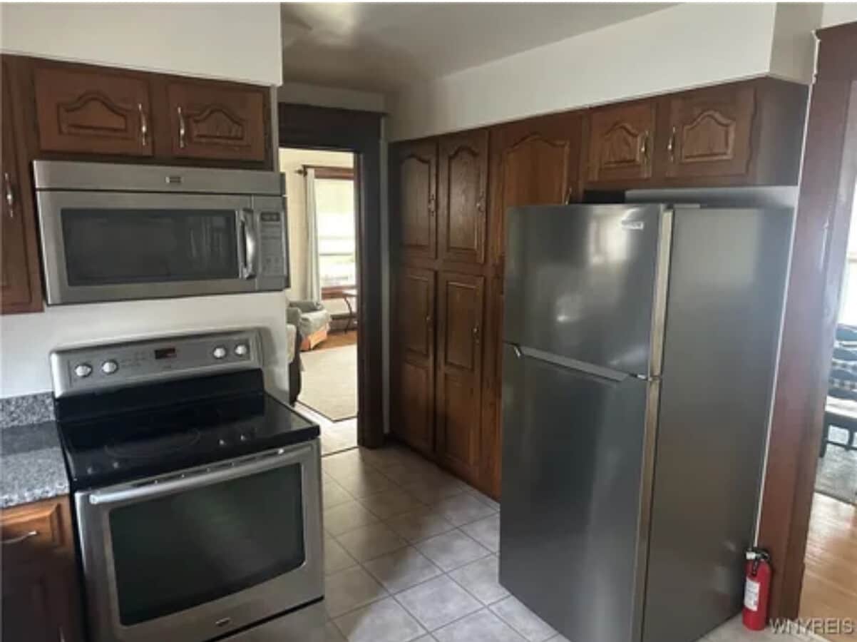 Sala de estar y comedor compartidos, vista desde la cocina. - 115 N 17th St