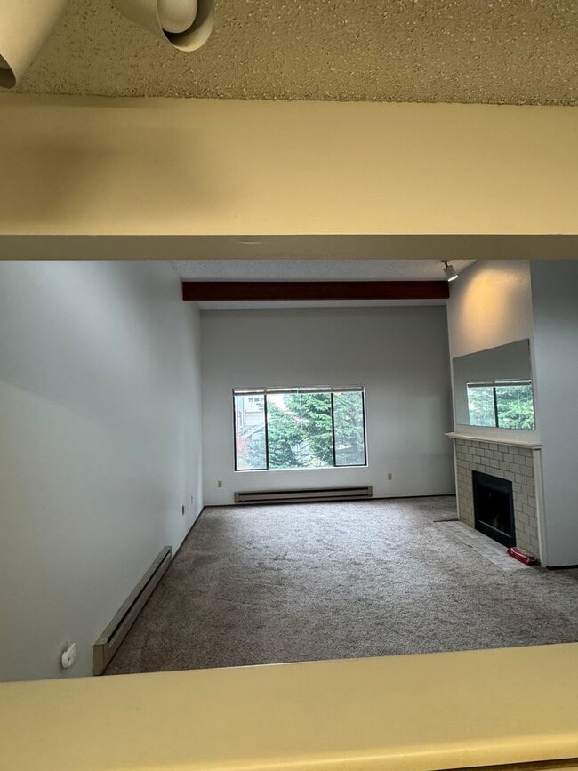 Photo - 2 Bedroom 1 Bath Burien Condo 995sf, Firep...