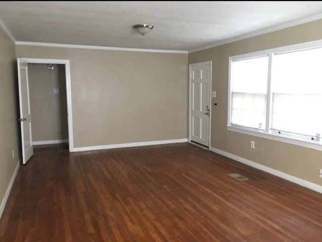 Photo - 325 E Northside Dr