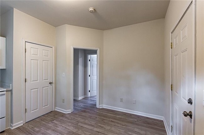 Photo - 987 Dimmock St SW