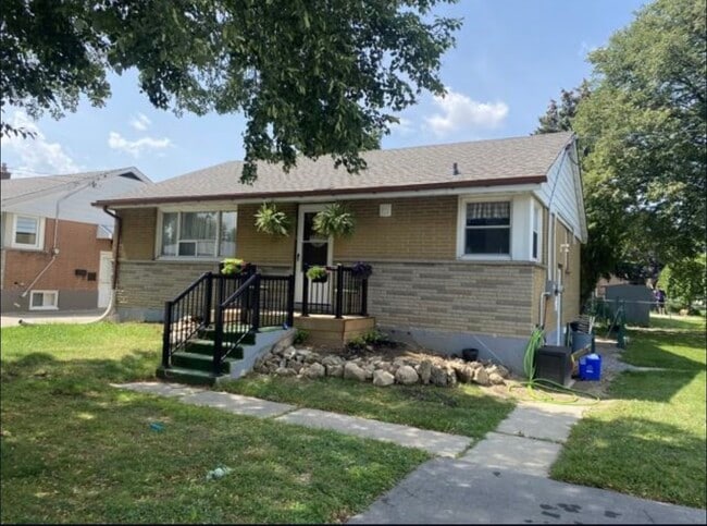 Building Photo - 282 E 33rd St