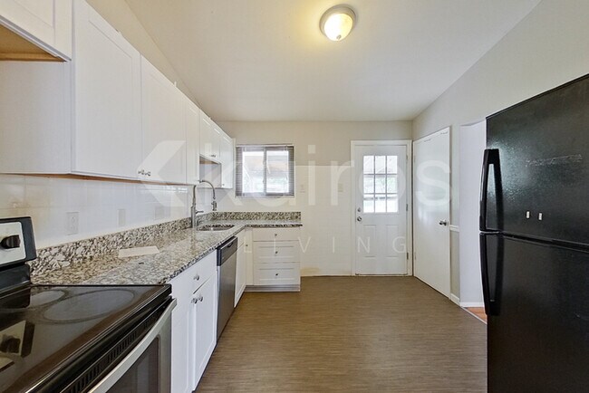 Photo - 425 St Edward Ln