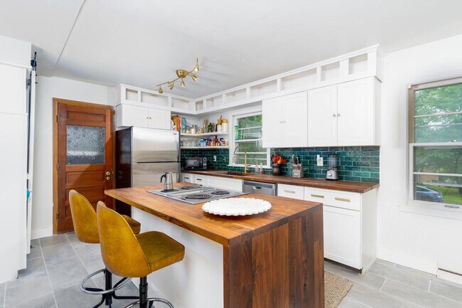 Photo - 376 Crown Point