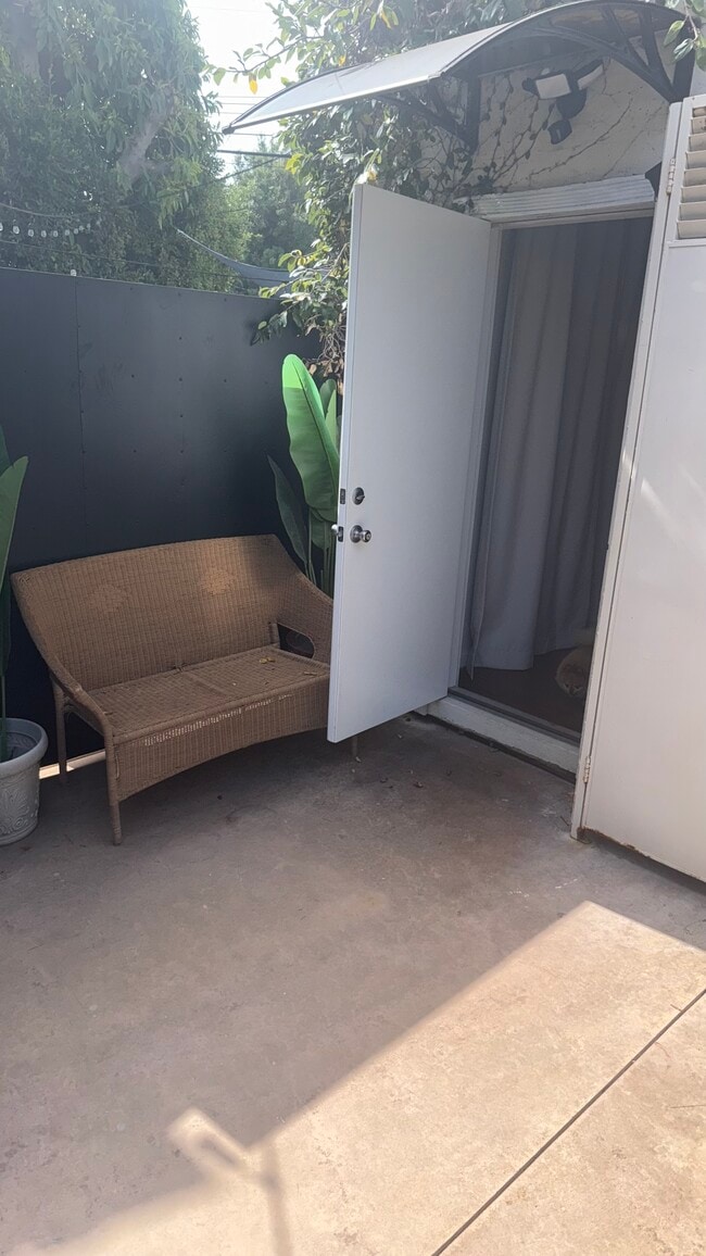 Building Photo - 6661 Lindenhurst Ave Unit Dino