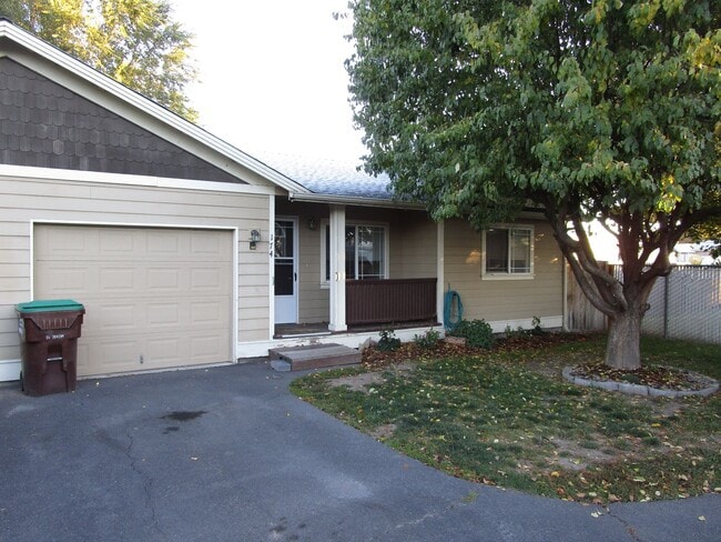 Building Photo - End Unit in Triplex Near Golf Course on Cu...